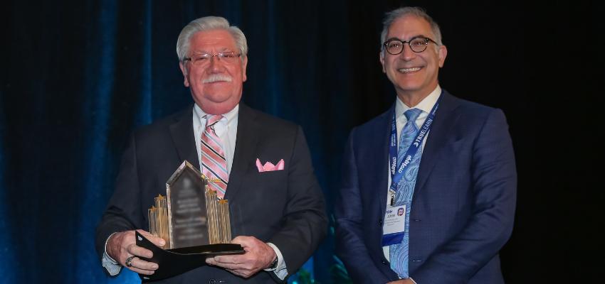 Dr. Kaczmarczyk accepts the award