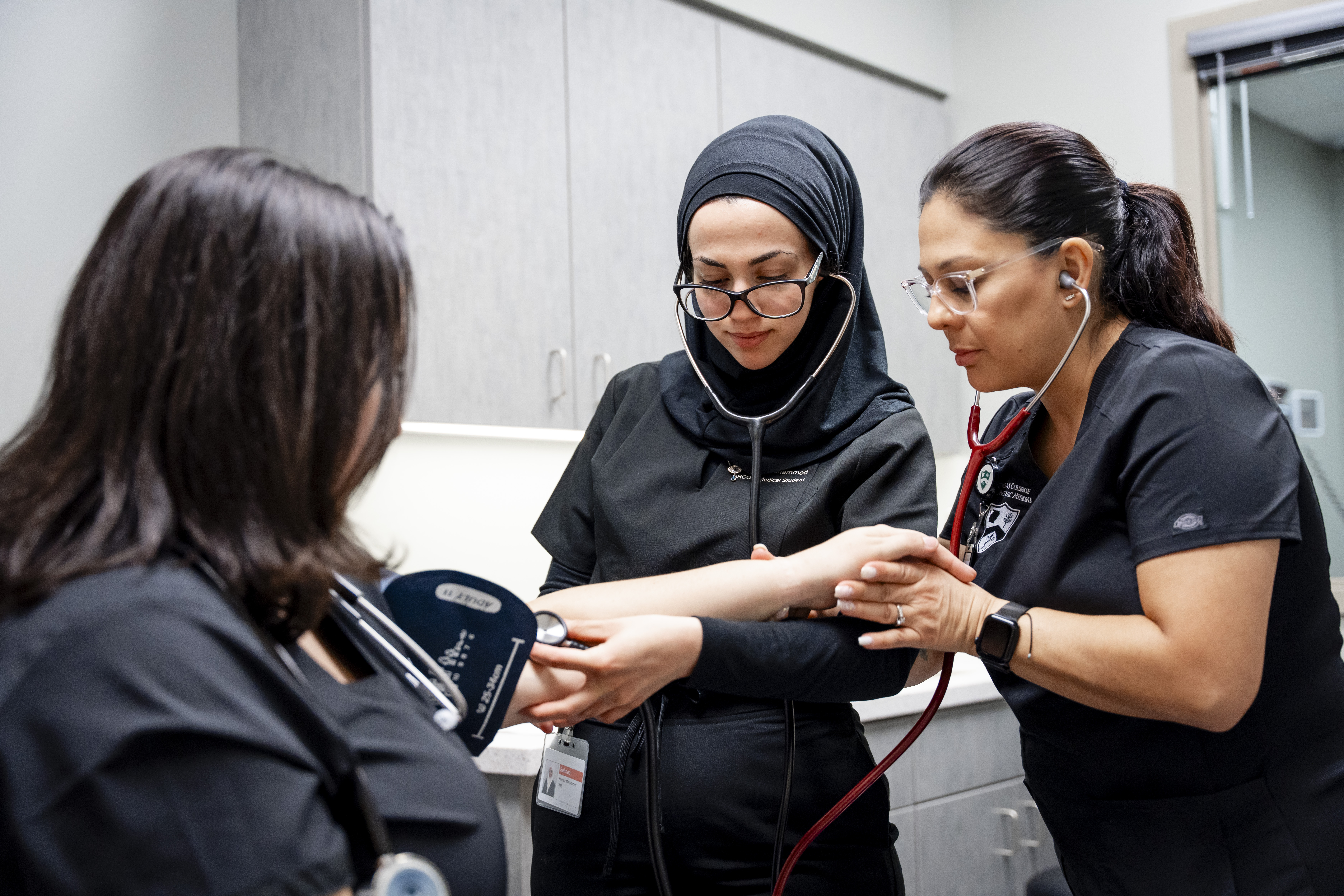 ARCOM students in a hands-on Intro to Vitals class.