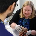 Awomandemonstratesamedicalmodeltostudentsduringahands-onlearningsession