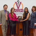 TwostudentsandtwofacultymembersatVCOM-Virginiastandtogetherduringanawardpresentationceremony