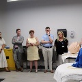 Amedicaleducatorspeakstoagroupgatheredaroundasimulationlabdemonstratingwithamedicalmannequin