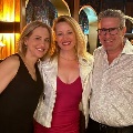 DrReedsmileswithhermentorsinaprofessionalsetting