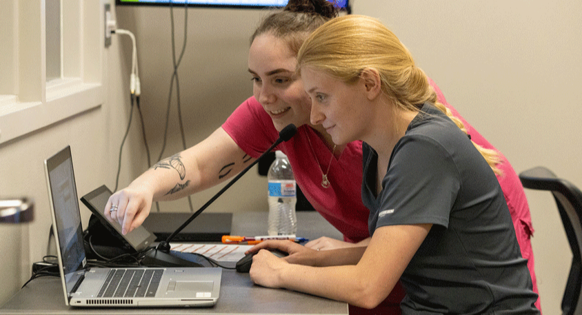 Photo (L-R): Savannah Whitzel and Samantha Thurman, both members of the VCOM-Louisiana Class of 2026, assisted a code blue simulation lab for IM Residents from a local hospital.