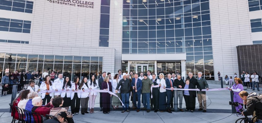 ribbon cutting in front of the NoordaCOM school