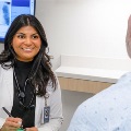 Astudentphysicianspeakswithapatientduringaclinicalappointmentinanexaminationroom