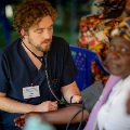 Amedicalstudentusesastethoscopetoexamineapatientduringaninternationalclinicaloutreachexperience