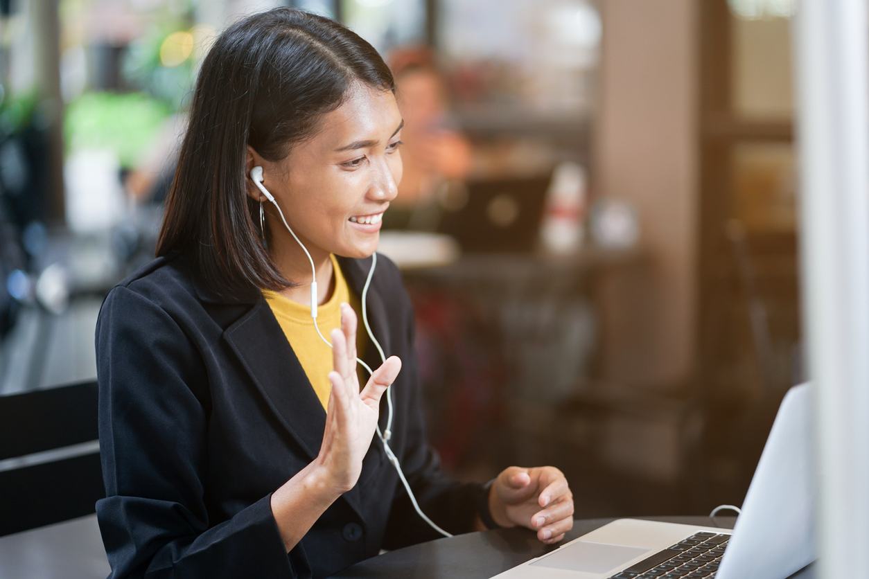 Advisor greeting a student over Zoom