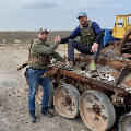 DoctorclaspshandswithUkrainiantransportersittingonbrokentank